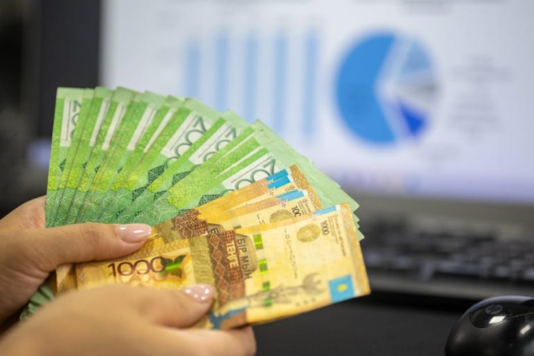 DIY Tips for Managing Cash Flow in Your SaaS Startup